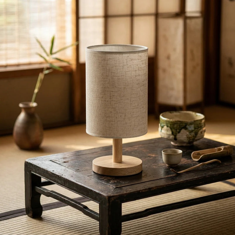 Lampe de chevet bois bambou lin style japonais sur table basse tatami ambiance zen — Tendre Veilleuse