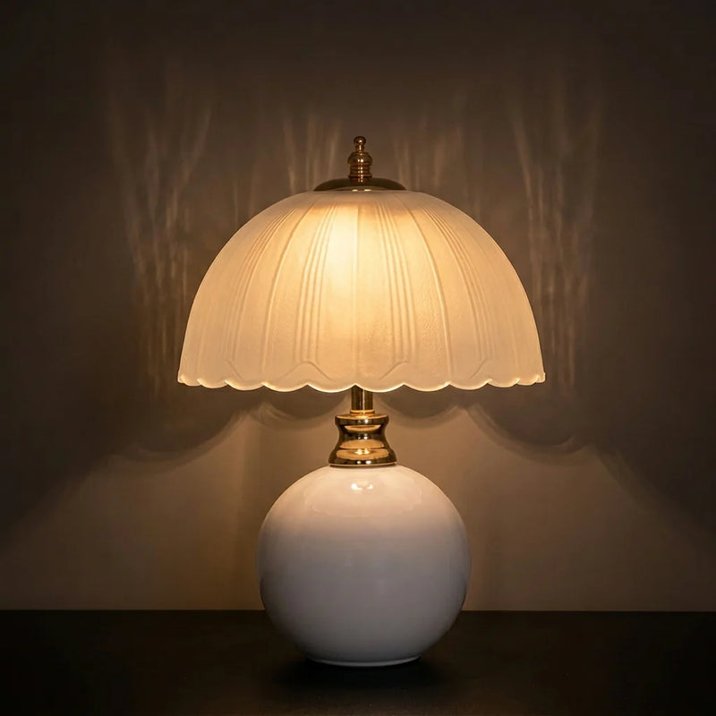 Lampe de chevet céramique blanche abat-jour verre allumée de nuit, lumière chaude tamisée filtrée verre soufflé, reflets doux sur mur sombre — Tendre Veilleuse