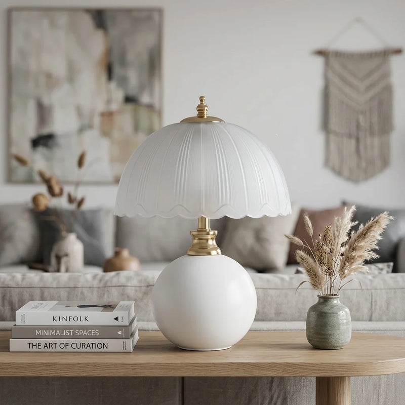Lampe de chevet céramique blanche verre posée sur console chêne clair dans salon contemporain, éteinte en lumière naturelle, pièce décorative avec livres et vase céramique — Tendre Veilleuse