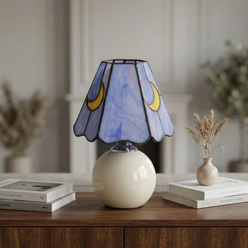  Lampe de chevet céramique vitrail violet posée sur crédence noyer dans salon, éteinte en lumière naturelle, sculpture décorative avec livres et vase — Tendre Veilleuse