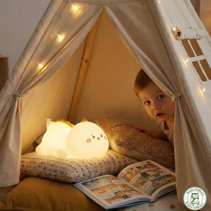 Lampe de chevet dinosaure Dino éclairant un coin lecture enfant dans un tipi – lumière chaude douce pour l'histoire du soir