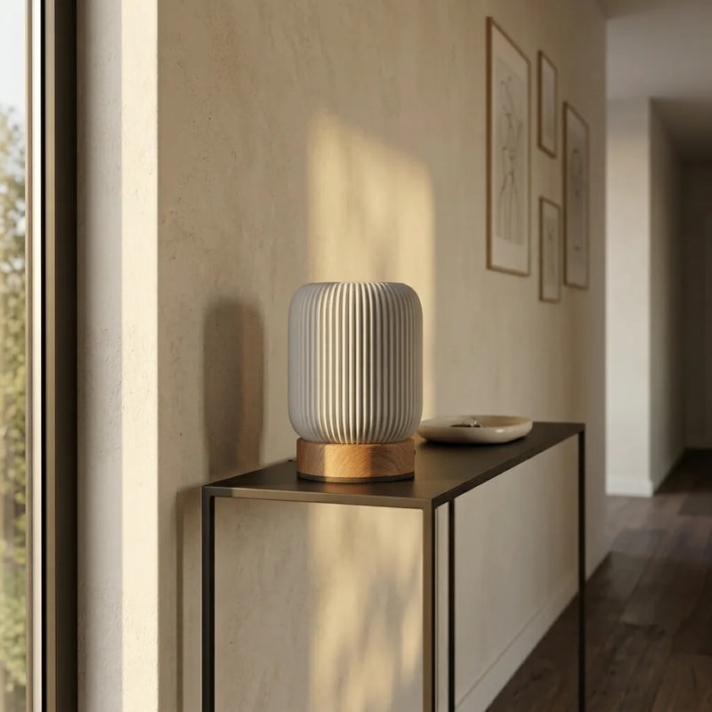 Lampe de chevet grain de bois éteinte posée sur console couloir moderne pièce de décoration sculpturale — Tendre Veilleuse
