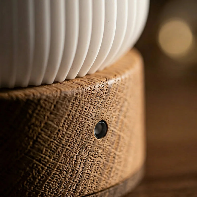Lampe de chevet grain de bois macro texture corps métal finition naturelle éclairage studio latéral — Tendre Veilleuse
