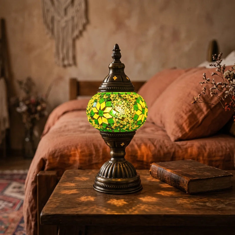 Lampe de chevet vitrail Art Déco allumée sur table de nuit bois foncé dans chambre adulte vintage, lumière tamisée 2700K avec livre fermé, ambiance veilleuse adulte — Tendre Veilleuse
