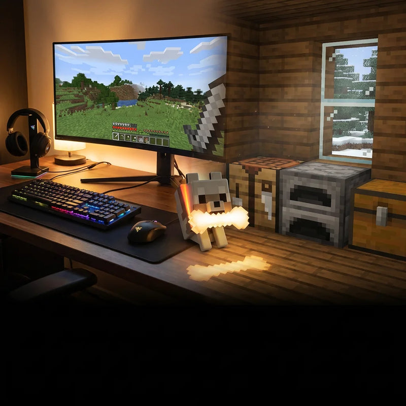 Transition visuelle d'un bureau gamer moderne vers le biome Taïga, illuminée par la lampe de bureau loup Minecraft, parfaite pour un setup gaming immersif.