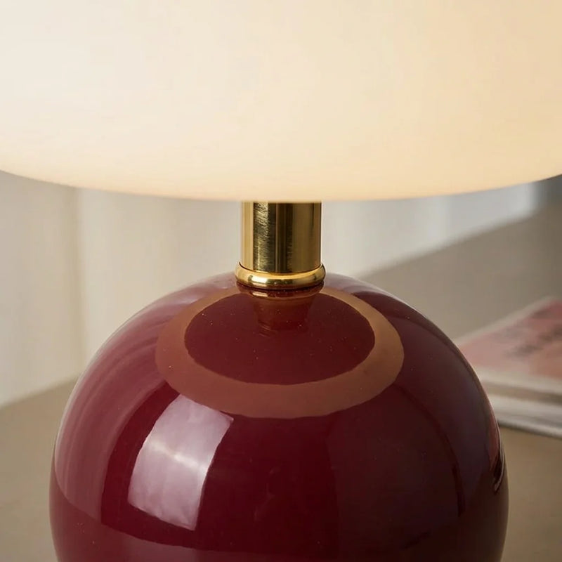 Macro détail jonction base céramique sphérique brillante et abat-jour PP mat de la lampe champignon rouge vin — Tendre Veilleuse