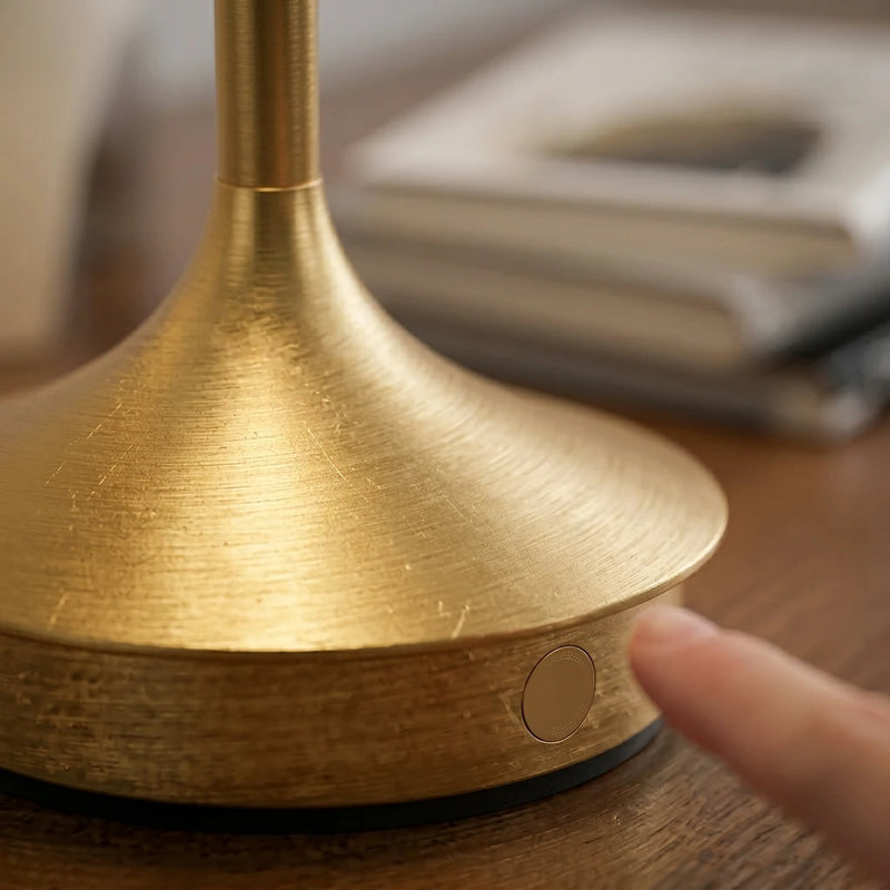 Gros plan sur la base en aluminium brossé de la lampe de chevet
tactile rechargeable, bouton de commande par contact intégré,
texture métal premium — Tendre Veilleuse