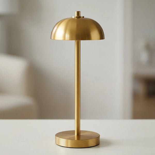 Lampe de chevet tactile champignon dorée en aluminium poli,
éteinte, posée sur surface mate claire, lumière naturelle diffuse
— Tendre Veilleuse