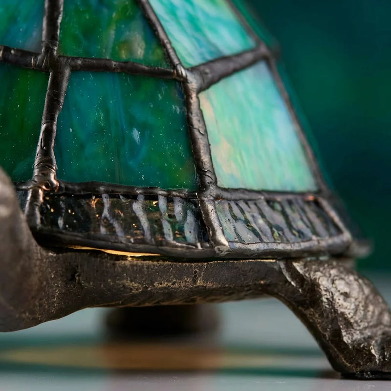 Détail mosaïque verre coloré fait main base métal bronze antique lampe vitrail tortue — Tendre Veilleuse