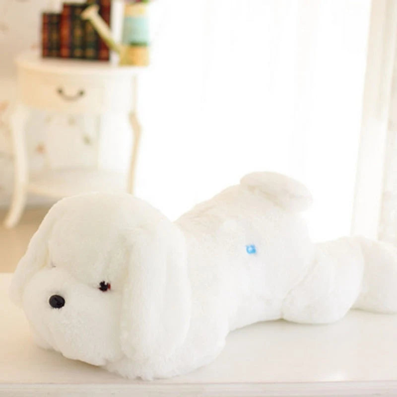 Gros plan sur la peluche chien blanc en position assise, mettant en valeur ses grands yeux pailletés style kawaii et sa fourrure douce.