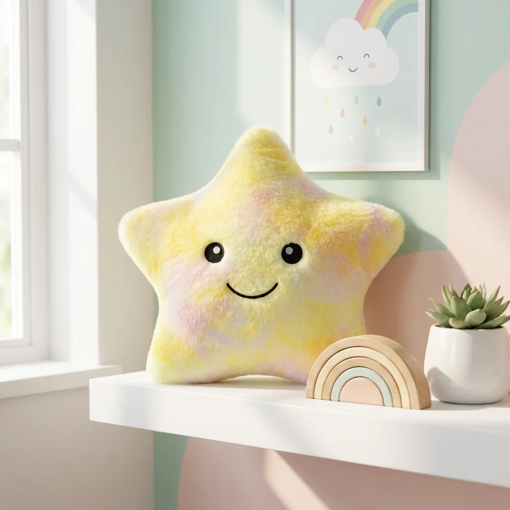 Petite peluche lumineuse en forme d'étoile jaune au visage kawaii souriant, posée sur une étagère blanche en décoration de chambre d'enfant.