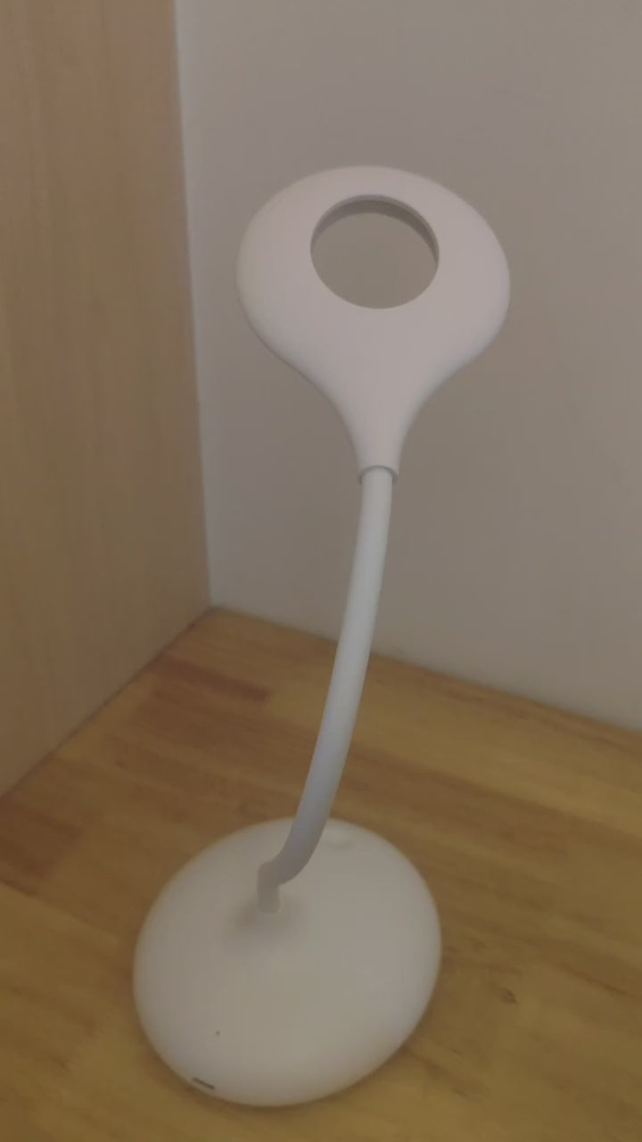 Démonstration de la lampe lumière rouge 635 nm : allumage tactile, trois intensités et col de cygne orientable à 360°
