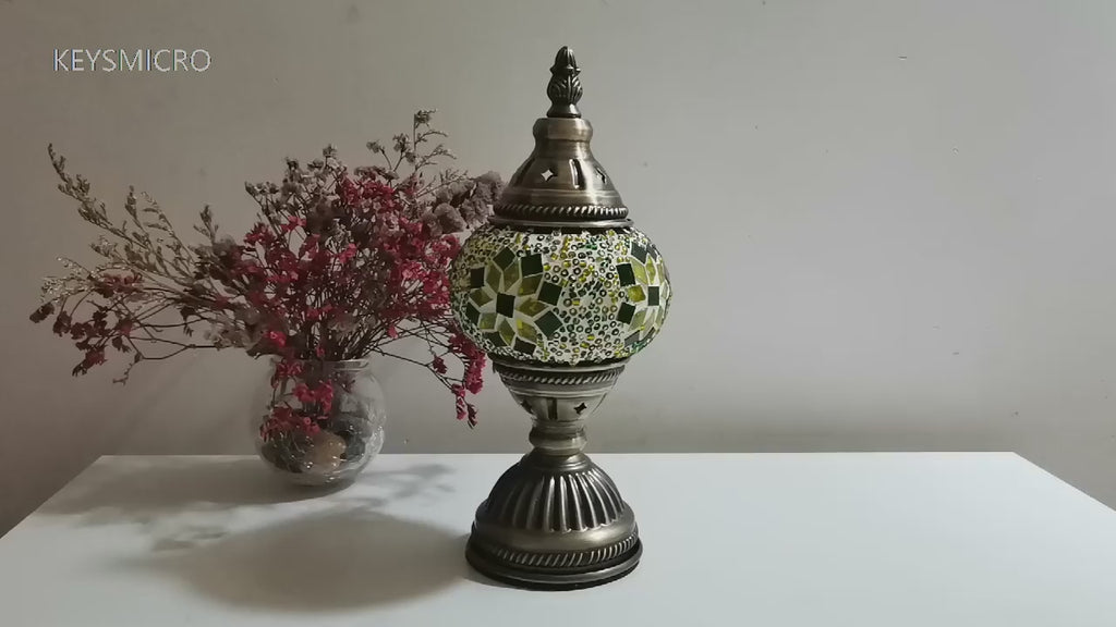 Vidéo démonstration lampe de chevet Art Déco vitrail mosaïque sur plateau laiton dans salon bohème, lumière naturelle fin de journée, base bronze texturée — Tendre Veilleuse
