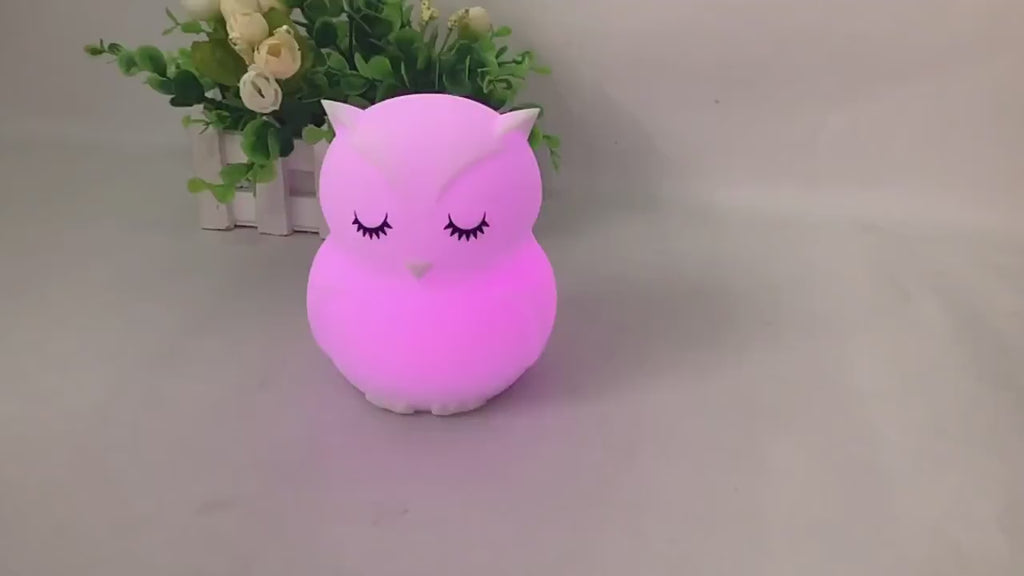 Démonstration veilleuse hibou silicone Noctou rechargeable USB — allumage tactile, télécommande 9 couleurs LED, halo lumineux doux en chambre d'enfant — Tendre Veilleuse