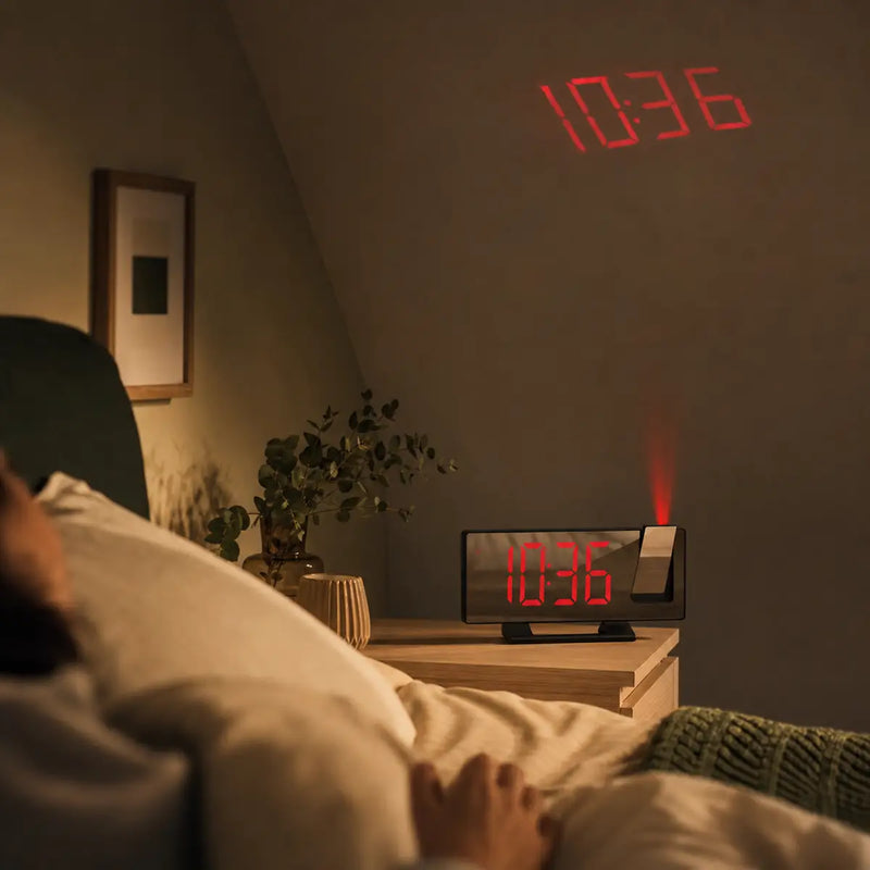Réveil projecteur plafond, heure projetée vue depuis le lit sans allumer la lumière, Tendre Veilleuse