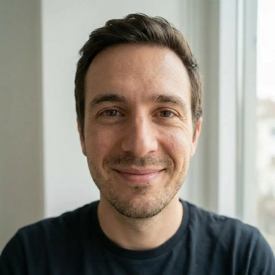 Portrait authentique de Thomas, le Papa-Testeur derrière Tendre Veilleuse. C'est lui qui répond personnellement à toutes vos questions sur le sommeil de vos enfants.