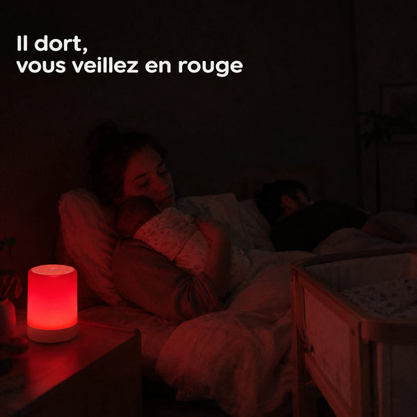 Veilleuse allaitement lumière rouge 670 nm au plus bas pendant une tétée de nuit, conjoint endormi, Tendre Veilleuse