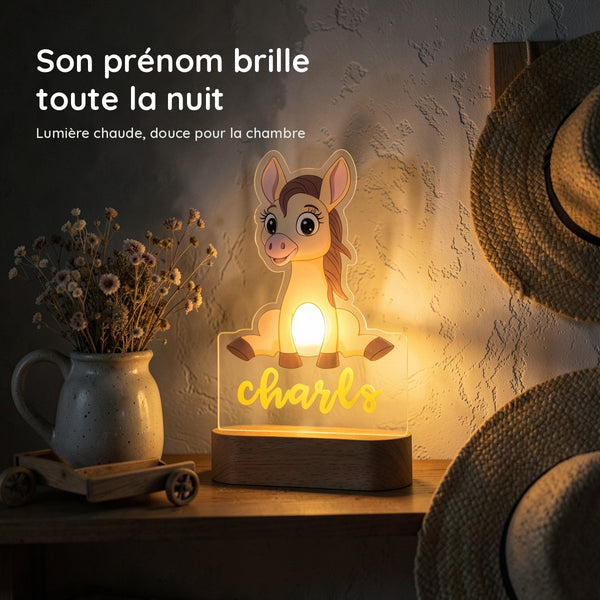 Veilleuse âne personnalisée allumée en lumière chaude la nuit dans une chambre de bébé