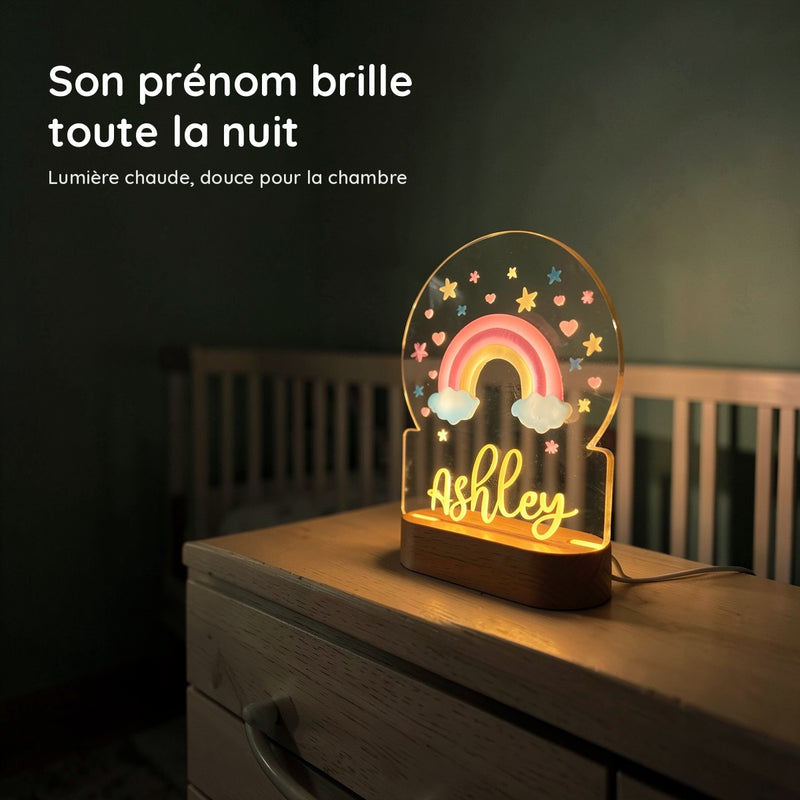 Veilleuse arc-en-ciel personnalisée allumée en lumière chaude la nuit dans une chambre de bébé