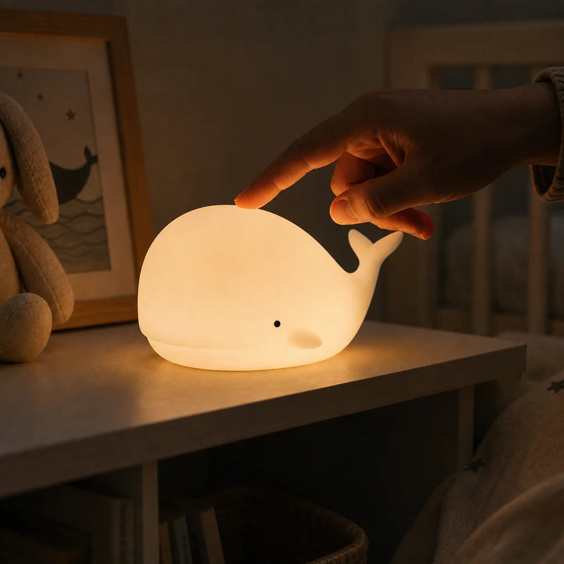 Parent utilisant la commande tactile de la veilleuse baleine bébé silicone Moby la nuit Tendre Veilleuse