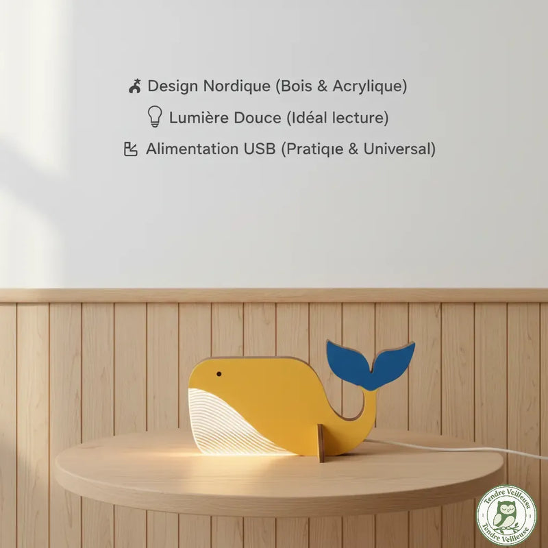 Veilleuse baleine en bois naturel et acrylique allumée sur une table ronde. Design scandinave avec alimentation USB pour la chambre d'enfant.