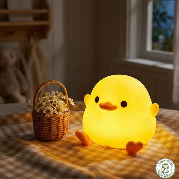 Veilleuse canard Quacko allumée lumière chaude blanc chaud ambiance nocturne chambre enfant, rechargeable USB — Tendre Veilleuse
