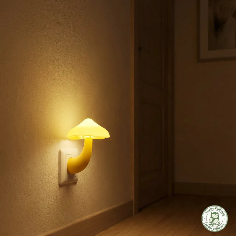 Veilleuse prise champignon jaune allumée avec capteur crépusculaire et lumière ambrée chaude, Tendre Veilleuse