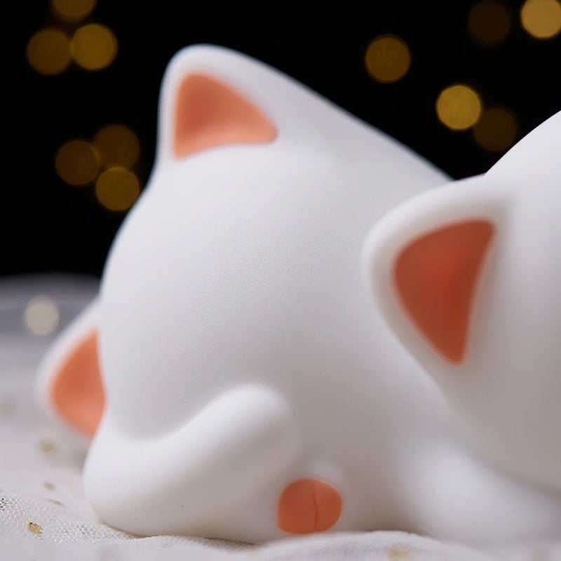 Détail macro de la texture silicone souple sans BPA de la veilleuse chaton Mochi™, surface mate et arrondie sans angles — Tendre Veilleuse