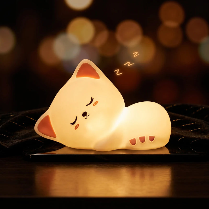  Veilleuse chaton Mochi™ allumée en mode lumière ambre chaude sur fond sombre, silicone souple 10 cm — Tendre Veilleuse