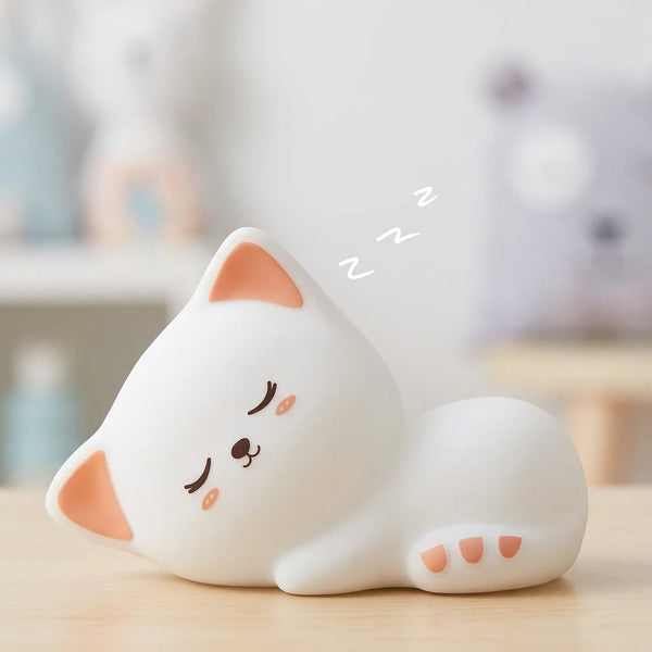 Veilleuse chaton kawaii Mochi™ en silicone souple blanc, éteinte, posée sur table de nuit en bois clair — Tendre Veilleuse