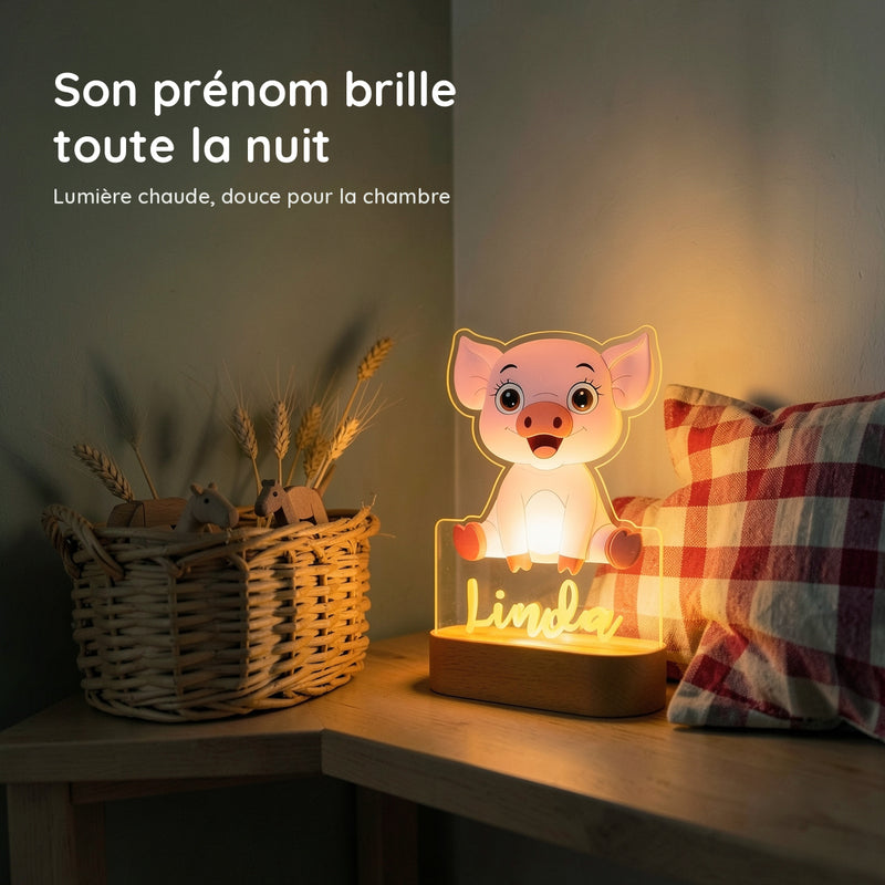 Veilleuse cochon personnalisée allumée en lumière chaude la nuit dans une chambre de bébé