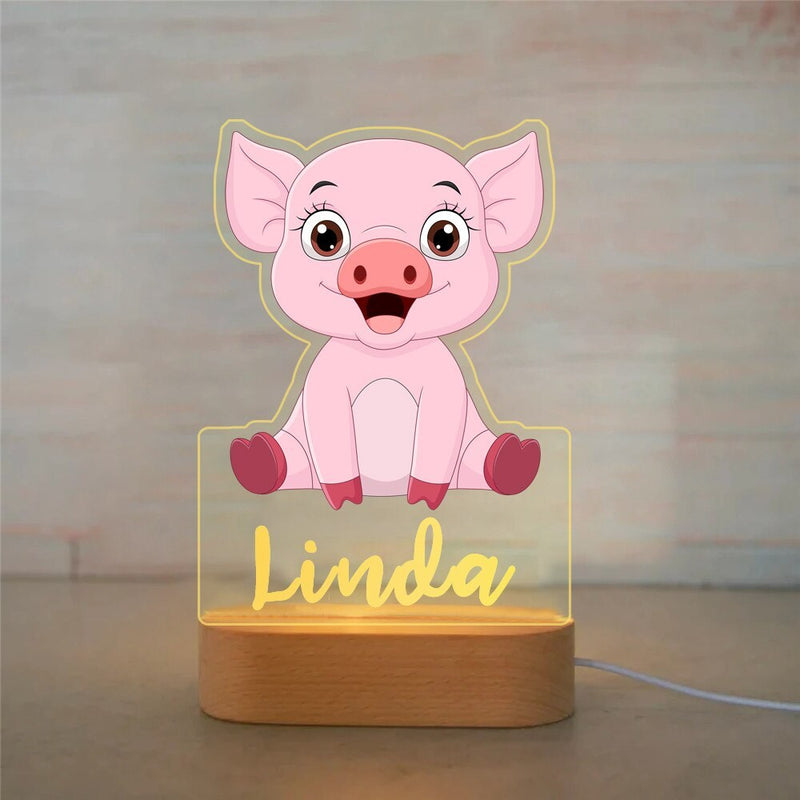 Veilleuse cochon personnalisée avec prénom gravé, plaque acrylique allumée sur socle en bois