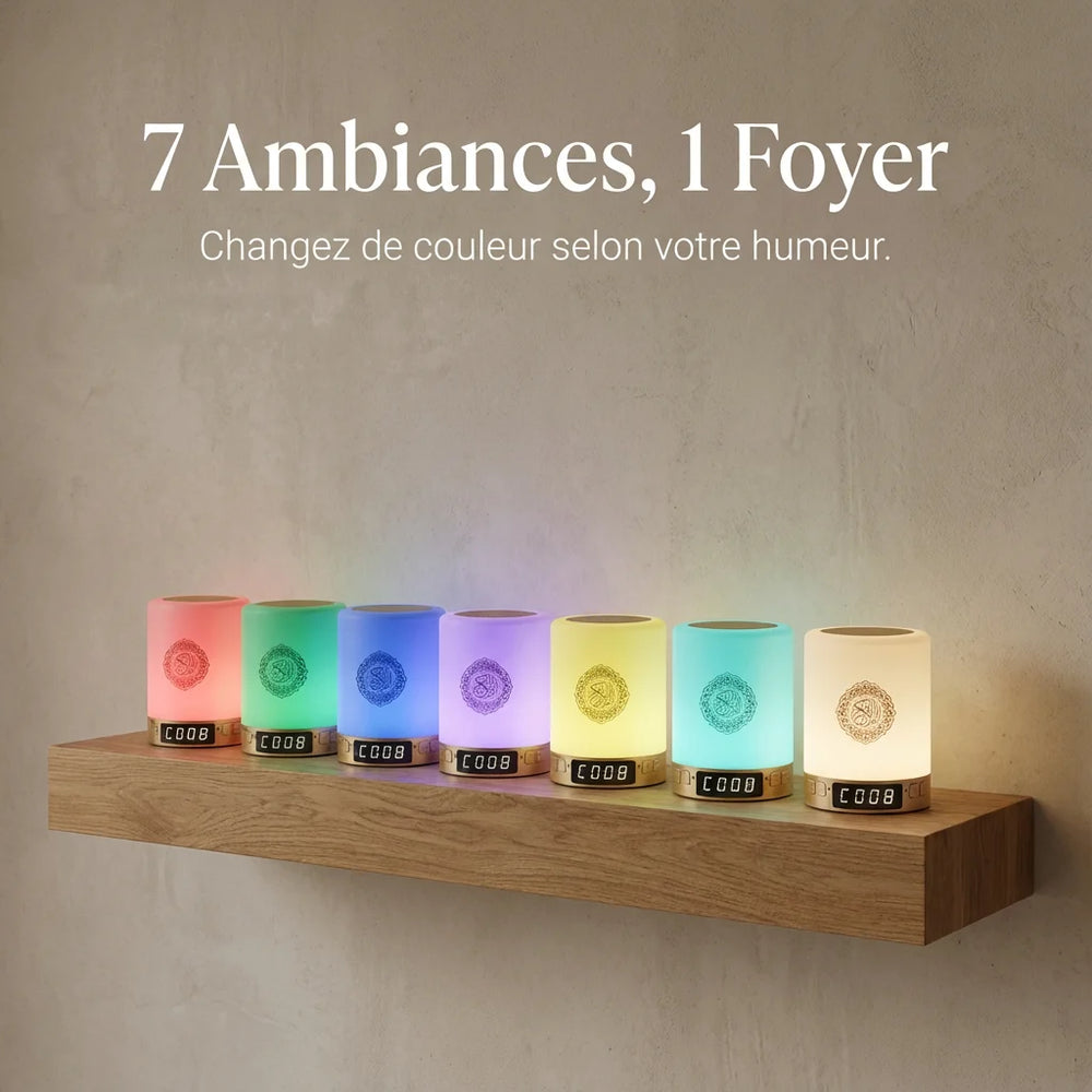Gamme de couleurs de la veilleuse coranique alignées sur une étagère en bois. 7 variations lumineuses LED : rouge, vert, bleu, violet, jaune, cyan, blanc chaud. Texte : 7 Ambiances, 1 Foyer.