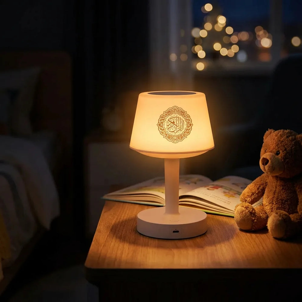 Veilleuse coranique blanche allumée la nuit sur une table de chevet, diffusant une lumière chaude et douce dans une chambre d'enfant.