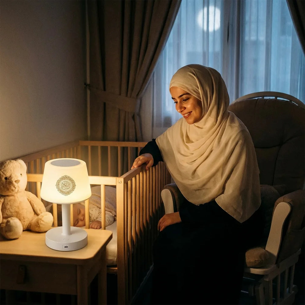 Maman souriante veillant sur son bébé endormi paisiblement dans son berceau grâce à la lumière douce de la veilleuse coranique.