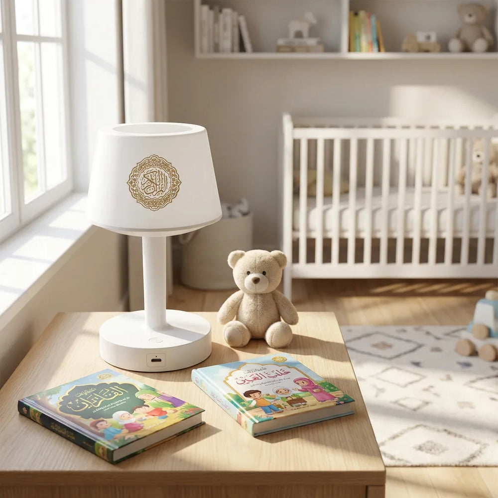 Veilleuse coranique blanche posée sur table en bois dans chambre bébé lumineuse avec livres islamiques et peluche.
