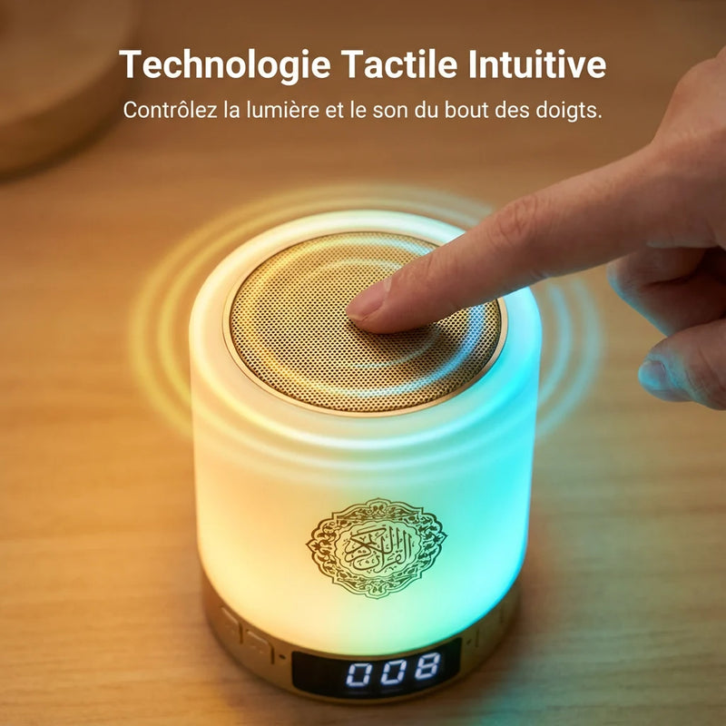 Démonstration de la technologie tactile intuitive de la veilleuse coranique. Un doigt touche le haut-parleur pour contrôler la lumière et le son. L'écran affiche '008'. Texte : Technologie Tactile Intuitive, Contrôlez la lumière et le son du bout des doigts.