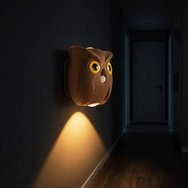 Veilleuse hibou magnétique allumée la nuit dans un couloir, lumière chaude automatique au passage — Tendre Veilleuse
