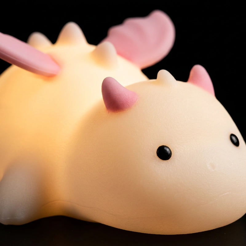 Détail macro de la surface silicone souple de la veilleuse dinosaure avec lumière LED chaude diffusée de l'intérieur, texture douce en gros plan — Tendre Veilleuse