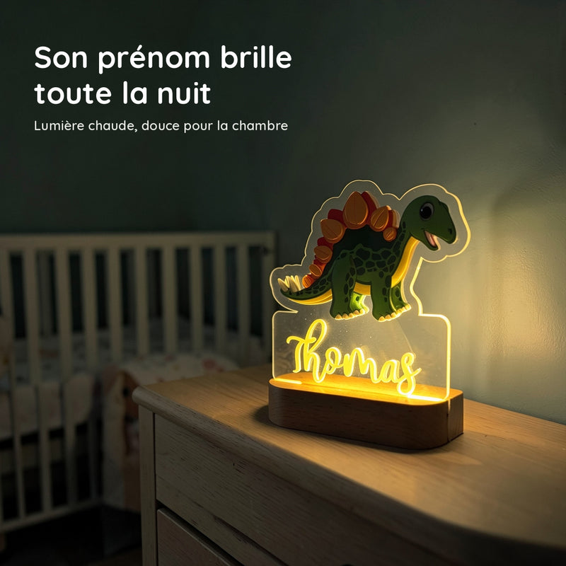 Veilleuse dinosaure personnalisée allumée en lumière chaude la nuit dans une chambre de bébé