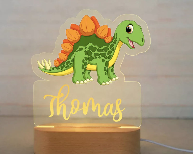 Veilleuse dinosaure personnalisée stégosaure avec prénom gravé, plaque acrylique allumée sur socle en bois