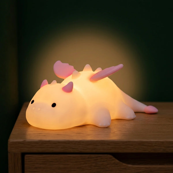 Veilleuse dinosaure silicone allumée en lumière chaude sur table de nuit, chambre d'enfant dans l'obscurité avec halo lumineux doux — Tendre Veilleuse
