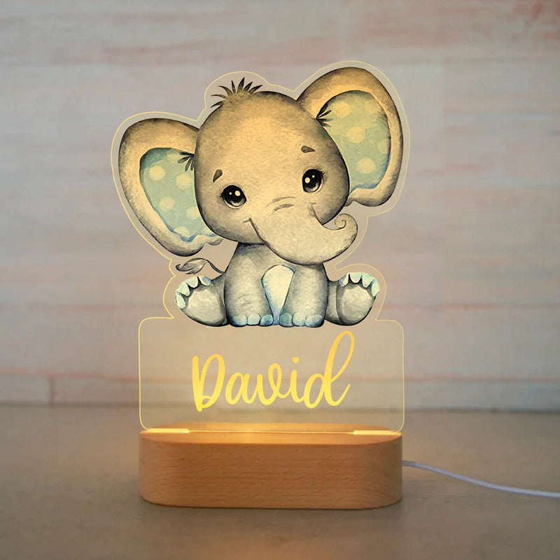 Veilleuse éléphant personnalisée aquarelle bleue avec prénom gravé, plaque acrylique allumée sur socle en bois