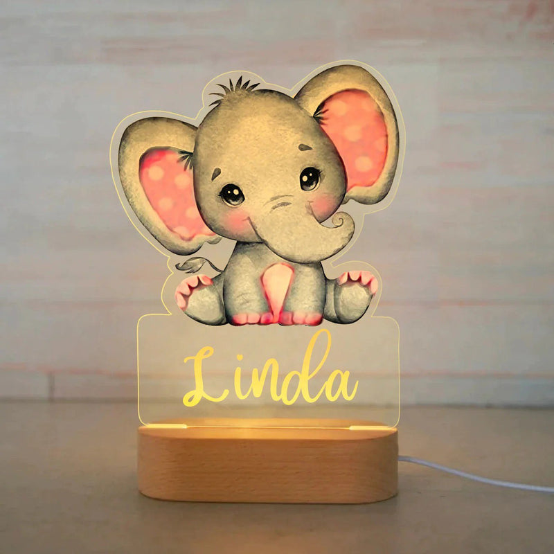 Veilleuse éléphant personnalisée aquarelle rose avec prénom gravé, plaque acrylique allumée sur socle en bois