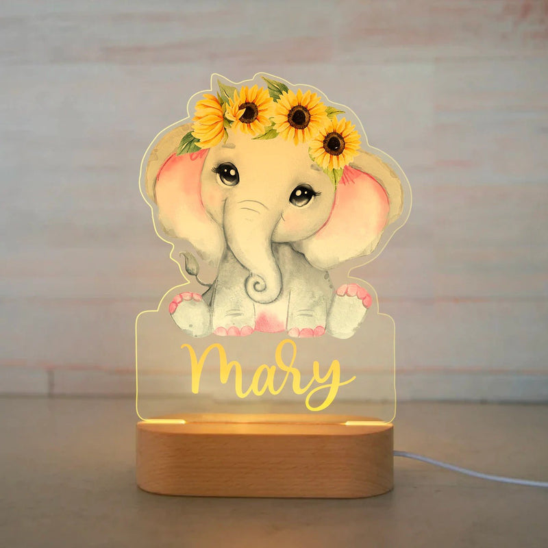Veilleuse éléphant personnalisée couronne de tournesols avec prénom gravé, plaque acrylique allumée sur socle en bois