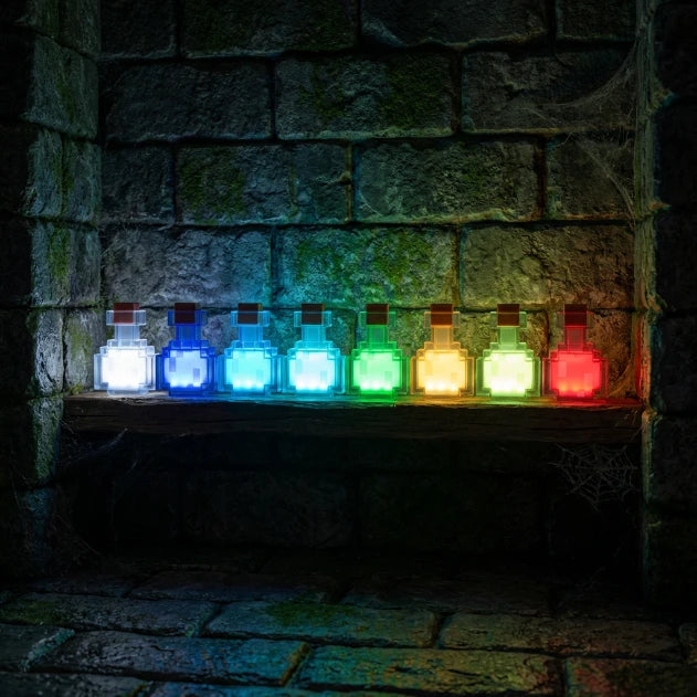 Veilleuse enfant potion Minecraft allumée affichant ses 8 couleurs LED changeantes, une lumière magique pour rassurer la nuit.