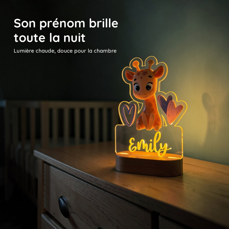 Veilleuse girafe personnalisée allumée en lumière chaude la nuit dans une chambre de bébé