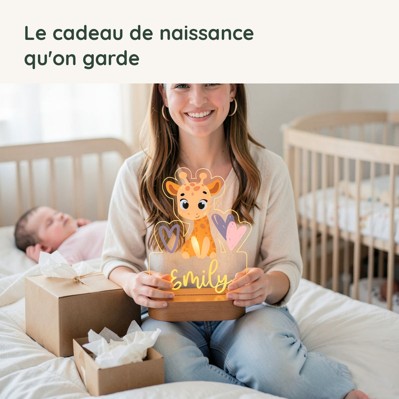 Une maman découvre la veilleuse girafe personnalisée offerte en cadeau de naissance
