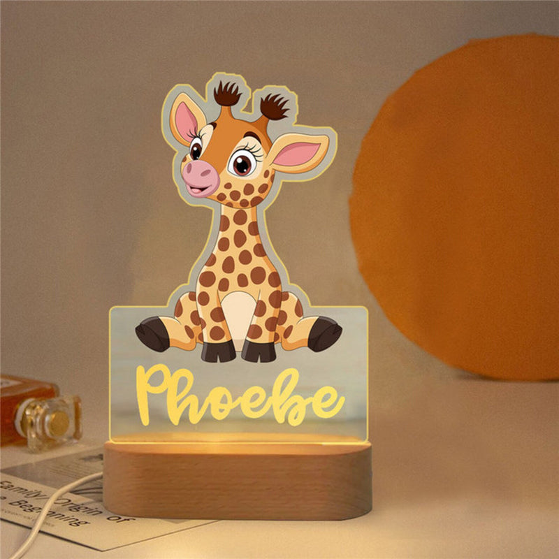 Veilleuse girafe personnalisée girafe assise avec prénom gravé, plaque acrylique allumée sur socle en bois