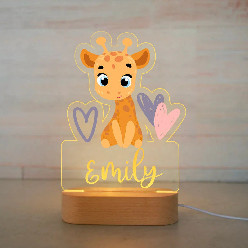 Veilleuse girafe personnalisée girafe aux cœurs avec prénom gravé, plaque acrylique allumée sur socle en bois